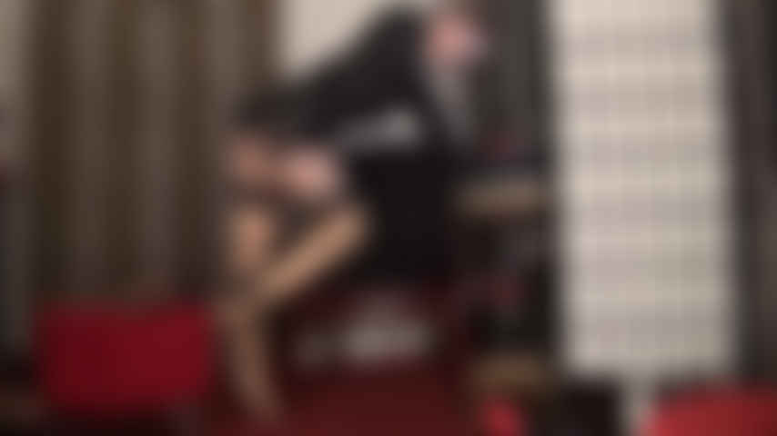 Langsames, sinnliches necken mit beinen und füßen – superglänzende hautfarbene strümpfe, strumpfhalter, rote pantoletten und magische zehen, die ihre eier entleeren.