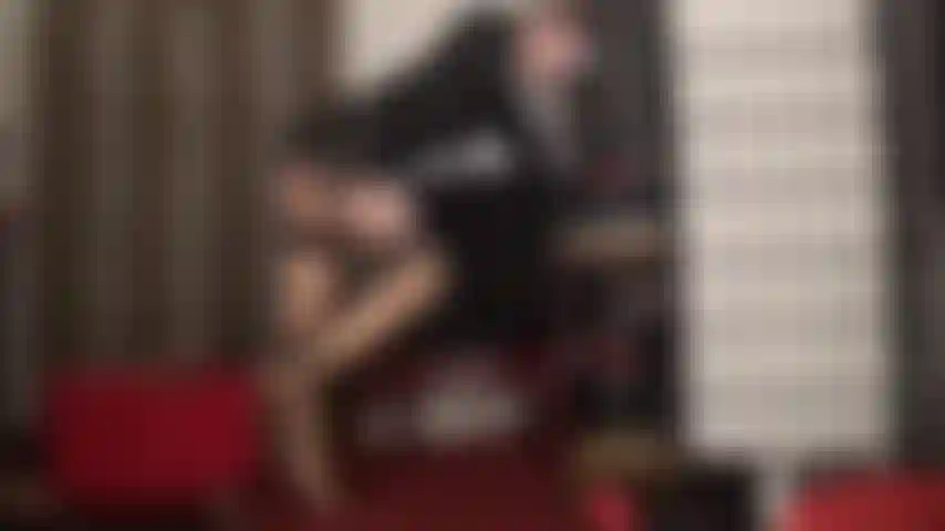 Langsames, sinnliches necken mit beinen und füßen – superglänzende hautfarbene strümpfe, strumpfhalter, rote pantoletten und magische zehen, die ihre eier entleeren.