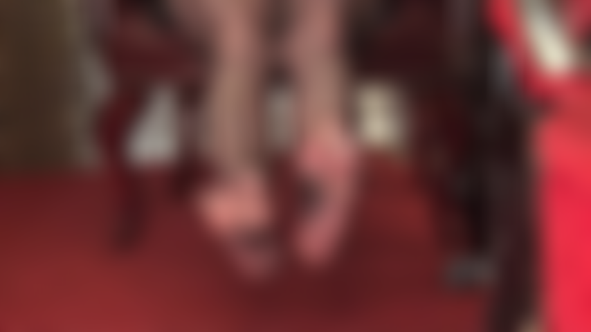 Sexy nylonfüße in schwarzen nahtstrumpfhosen wirbeln, während ihre fußgöttin ihren fußfetisch ausnutzt.