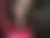 Knappes outfit, strapon-dominanz – herrin vivian trägt schwarze, durchsichtige strumpfhosen, einen sexy schwarzen latex-bh und peeptoes, während sie ihren 20 cm langen schwarzen schwanz streichelt.