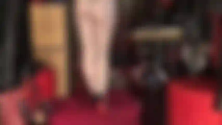 Unwiderstehliche beine und ein unwiderstehlicher hintern in 3 paar glänzenden strumpfhosen mit tanga darüber.