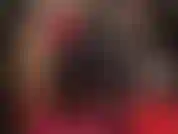 Körperanbetung in glänzenden satinhosen und hohen, glänzenden stiefeln, gefolgt von einem handjob mit handschuhen.