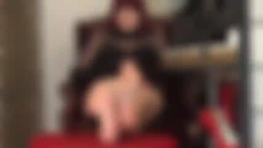 Fußfetischistin – eine barfüßige göttin, die mit ihrer schwäche für ihre perfekten nackten fußsohlen und zehen spielt.