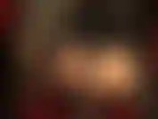 Arschverehrung mit einem riesigen weißen strap-on. Schau mir zu, wie ich mit meinem arsch stoße und necke, während ich auf einem stuhl knie und eine hautfarbene, durchsichtige strumpfhose trage.