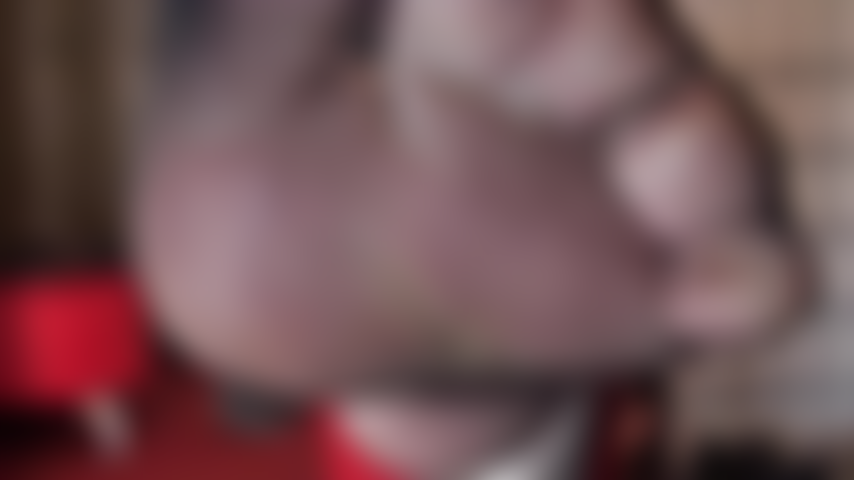 Fußfetischistin – extreme nahaufnahme der nylonzehen der herrin in superglänzenden und extra durchsichtigen schwarzen strumpfhosen.