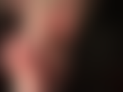 Bewundern sie die wundervollen nackten füße von herrin vivian. Atmen sie ihren berauschenden duft ein.