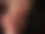 Bewundern sie die wundervollen nackten füße von herrin vivian. Atmen sie ihren berauschenden duft ein.