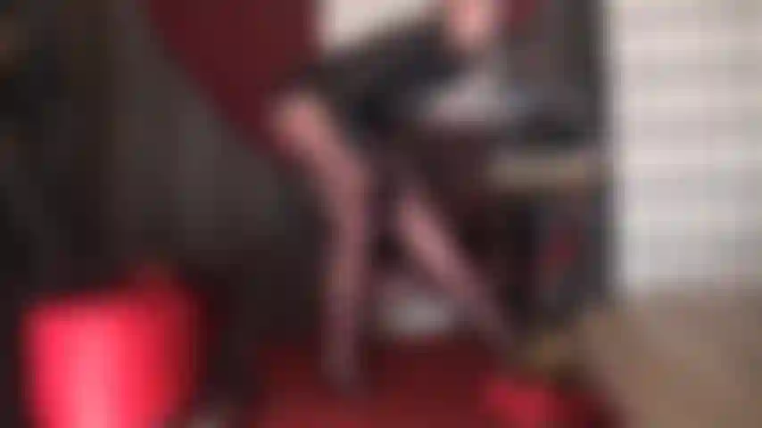 So kraftvolle beine, dass du voller ehrfurcht auf die knie fällst und darum bettelst, sie in weichen, kaffeebraunen, glänzenden strumpfhosen bis hin zu sexy shorts spüren zu dürfen.