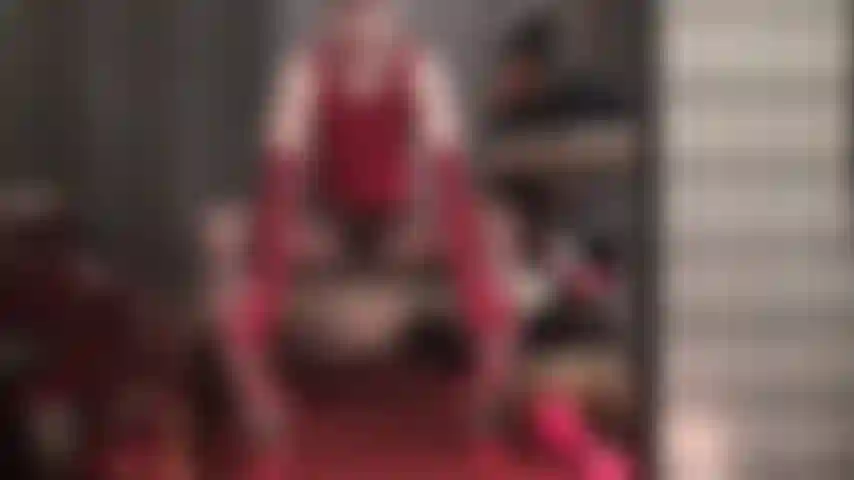 Du liebst strumpfhosen – ihre schenkel, ihre wundervollen langen beine, ihr aufreizender zwickel, das hübsche nahtdesign der strumpfhose, ihre üppigen pobacken … einfach unwiderstehlich!