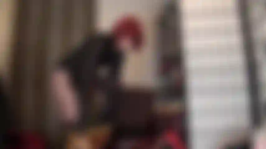 Heiße shorts in goldmetallic und satinhöschen auf strumpfhosen mit strumpfhaltermuster – herrin lässt ihren schwanz nach dieser glänzenden unterwäsche, den sexy strumpfhosen und den lederhandschuhen tropfen.