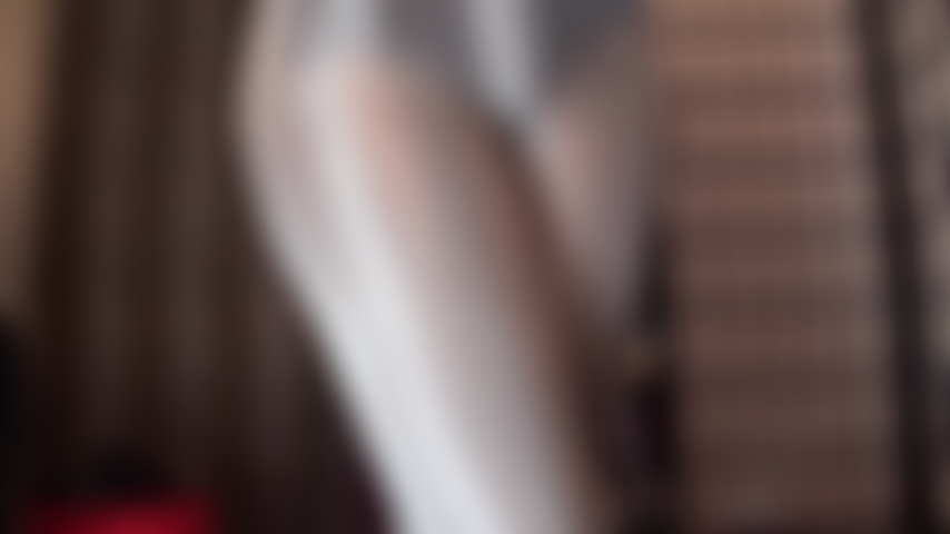 Extra glänzende, extra sexy weiße strumpfhosen, leder, sph und ein riesiger schwarzer schwanz – dein kleiner mini-schwanz wird von den weichen nylonsohlen der herrin genauso erregt wie von einem mit nylon bedeckten riesigen bbc.