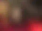 Sexy lackkleid und extra glänzende strümpfe an überkreuzten beinen, denen sie einfach nicht widerstehen können.