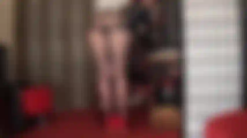 Mieder-strumpfhosen – ein fetisch für sich. Strumpfhosen müssen nicht bis zur taille durchsichtig sein. Dieses wunderschöne paar hat ein wunderschönes mieder-top, das den blick auf den unglaublichen hintern der herrin lenkt.