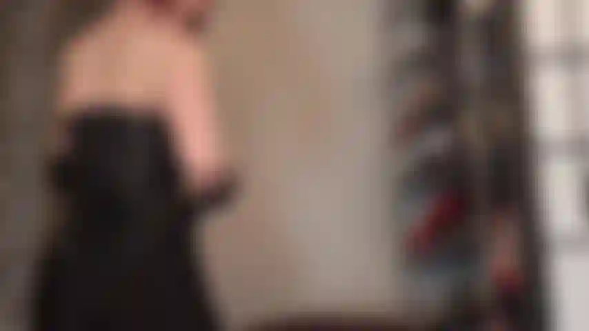 Muskelanbetung – eine zurschaustellung der wunderschön geformten arme, des rückens und der schultern von herrin vivian in einem lederkorsett.