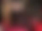 Eine strapon-herrin in plateaustiefeln, strumpfhosen und heißen shorts, hocke mich auf dein gesicht und stoße meinen schwanz in dich hinein. Zungensex, spuckfetisch, nylonfüße.