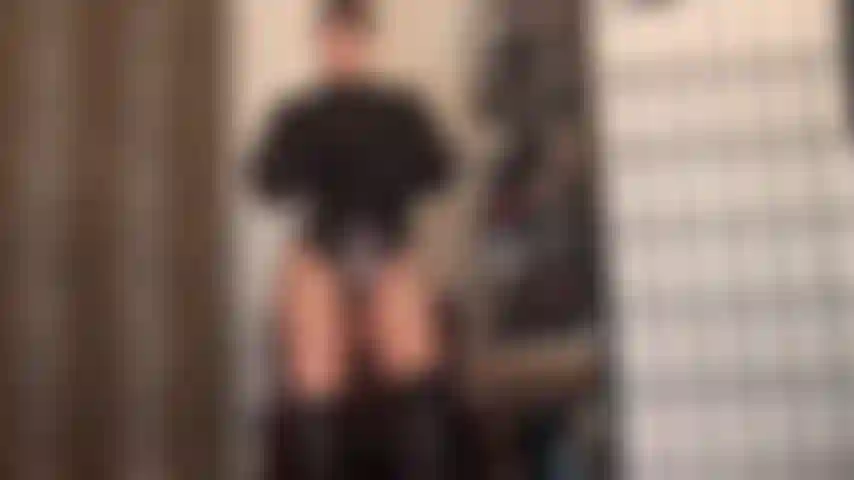 Kurze haare, verführerisches outfit mit hohen lederstiefeln und glänzenden hautfarbenen strumpfhosen. Herrin vivian streichelt ihren großen weißen 9-zoll-schwanz, der dich ganz vollsabbern lässt.