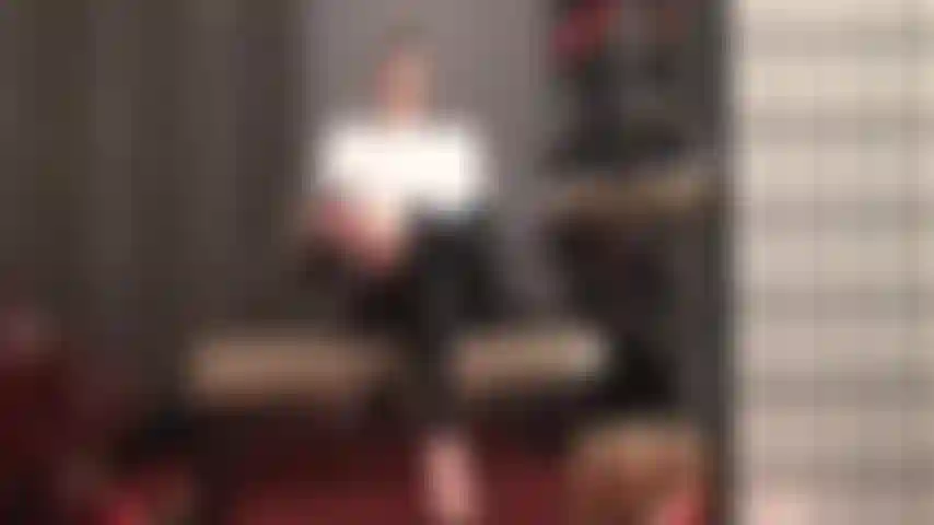 Eine strahlende göttin, die mit nackten füßen und schuhspielen neckt. Ihr bein ist ausgestreckt, ihr high heel baumelt direkt in deinem gesicht. Leck ihre barfüßige perfektion.