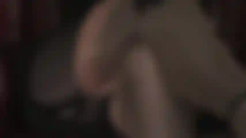 Herrin vivian lässt sie mit visionen ihrer beine in extra glänzenden schichten von ölglanzstrumpfhosen und strumpfhaltern in voller länge, mit übereinandergeschlagenen beinen, nylonfüßen und baumelnden absätzen jegliche selbstbeherrschung verlieren.