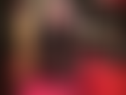 Eine heiße, glänzende fetischherrin in hohen plateaustiefeln und glänzenden strumpfhosen – deine göttin verwendet all deine fetische gegen dich. Du kannst diesem tollen outfit nicht widerstehen, während die herrin deinen schwanz streichelt.