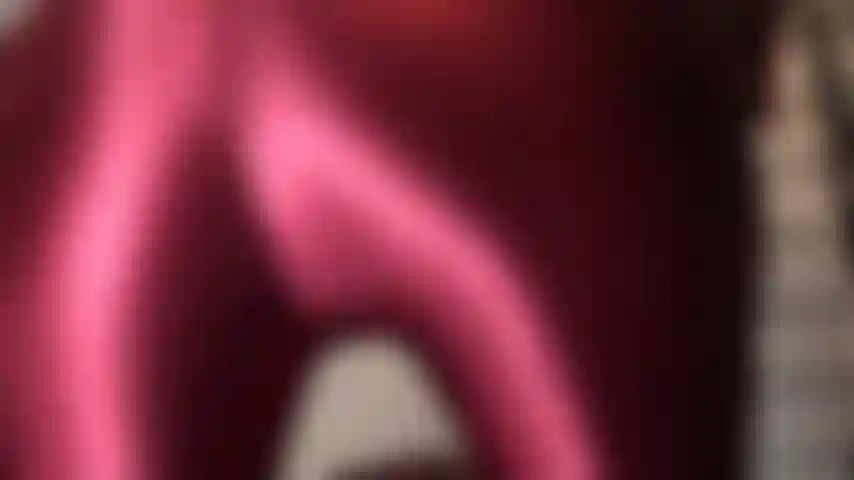 Verehre burgunderrote satinhosen. Oh, wie sehr würde es ihnen gefallen, unter diesem perfekten runden hintern zu liegen und in dieser glänzenden hose aufs gesicht zu schauen.