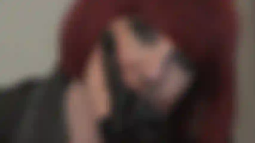 Herrin spielt mit deinem unterwürfigen körper und geist, füttert dich mit spucke aus ihren lederhandschuhen, kneift und beißt in deine brustwarzen und füllt deinen mund mit stiefelabsätzen und bbc ...