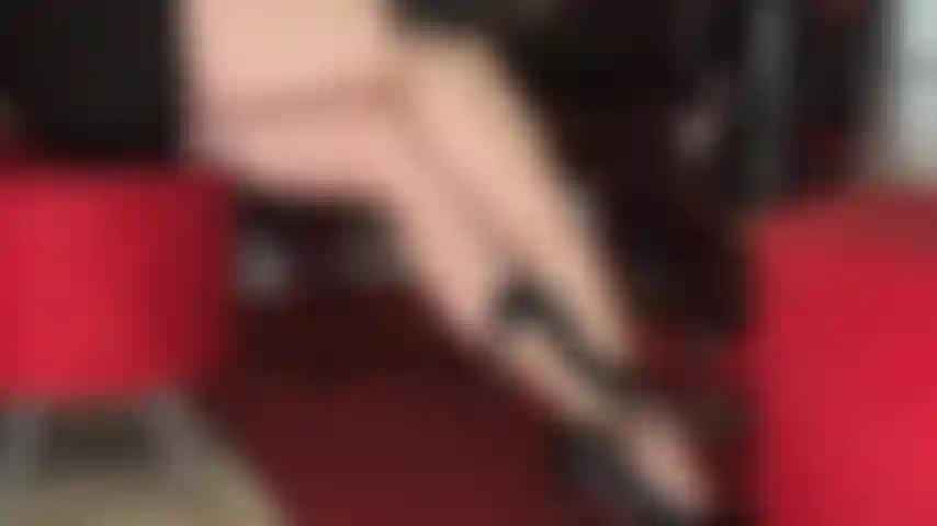 Mit kaum sichtbaren, nackten beinen in strumpfhosen und fußfetisch.