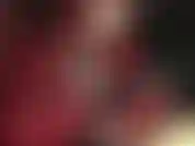 Hand vor dem mund mit lederhandschuhen.