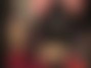 Herrin in latex - transparente sexy gummistrümpfe und hohe plateau-pantoletten. Latexfetischistin in high heels.