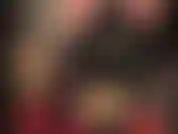 Herrin in latex - transparente sexy gummistrümpfe und hohe plateau-pantoletten. Latexfetischistin in high heels.