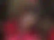 Die die beine in überkreuzten schwarzen strumpfhosen neckt.