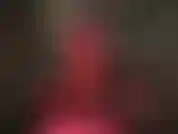 Heiße rote leggings und schwarzes pvc – verehren sie den sexy runden hintern und die langen beine ihrer göttin in engen roten hosen und sexy peeptoe-pumps sowie einer glänzenden pvc-jacke.