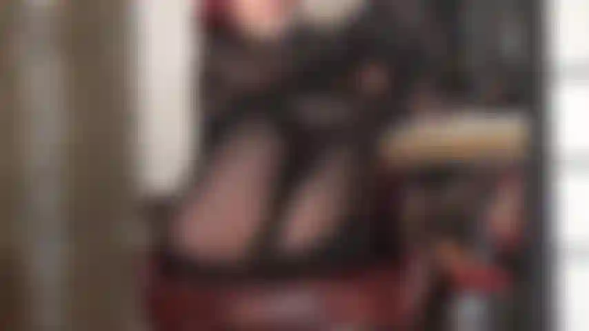 Superglänzende schwarze strumpfhose mit ölglanz und eine kapuze aus lycra-spandex – herrin hat ihre schönen nylonfüße hochgelegt.