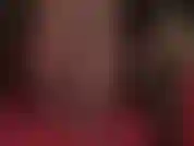 Ein blick zwischen die glänzenden strumpfhosenbeine der herrin, arschverehrung und outfitwechsel zu einem knappen, sexy roten netz-dessous-teddy.