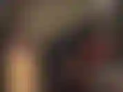 Latexschichten – vollständig in latex gehüllt mit catsuit, handschuhen und kapuze, herrin vivian fügt einen kurzen schwarzen gummirock hinzu.