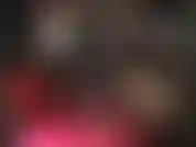 Herrin vivian, die den fußliebenden unterwürfigen mit langen beinen in wetlook-leggings, strumpfhosenfüßen und rot lackierten zehennägeln neckt.