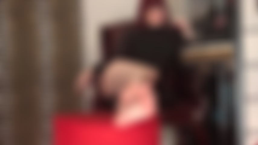 Du bist süchtig nach meinen nackten füßen und meinem hintern.