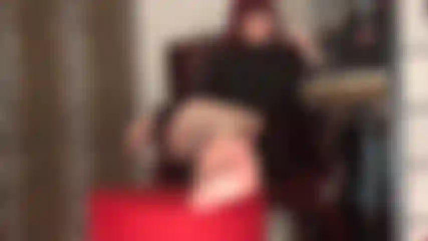 Du bist süchtig nach meinen nackten füßen und meinem hintern.