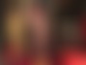 Heiße, glänzende, braune strumpfhosenbeine und füße in neongelben peeptoe-pumps. Fußfetisch und high-heel-verehrung.