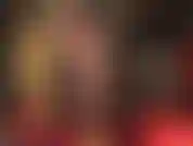 Heiße, glänzende, braune strumpfhosenbeine und füße in neongelben peeptoe-pumps. Fußfetisch und high-heel-verehrung.