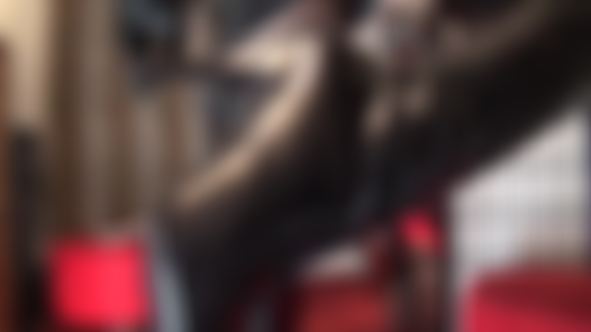 Liebhaberin glänzender stiefel – lange schwarze stilettostiefel sind dein fetisch. Du musst sie lecken, fühlen und deinen schwanz daran reiben.