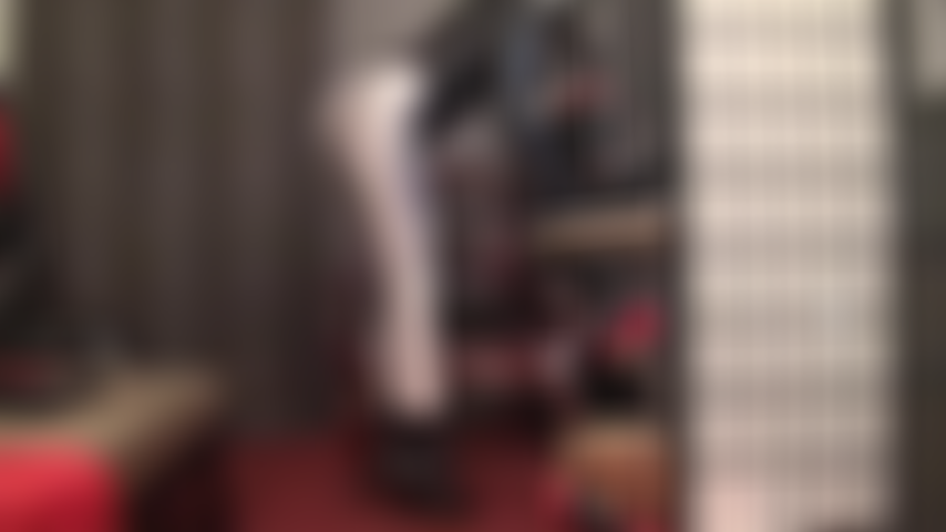 Dieses fetisch-outfit wird ihnen das wasser im mund zusammenlaufen lassen – glänzende, glatte silberne spandex-strumpfhosen und ein pvc-string-bodysuit, gepaart mit glänzenden schwarzen stiefeletten. Der hintern und die beine der herrin verdienen ihre volle aufmerksamkeit.