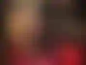 Die netzstrumpfhosen mit naht und einen glänzenden lycra-wetlook-bodysuit verehrt.