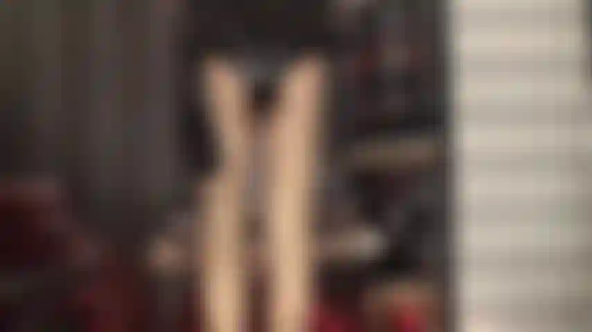 Herrin spinnt ihr glänzendes netz und sie können ihrem zauber nicht entkommen ... Gekleidet in einen glänzenden schwarzen pvc-bodysuit, handschuhe, hochglänzende goldene strumpfhosen und riemchensandalen.