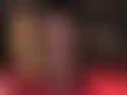 Ein wunderschöner langer schwarzer pelzmantel und glänzende strumpfhosenbeine mit high heels, die sie überall streicheln können.