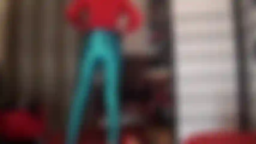 Strapon-dominiert von einer herrin, ganz in satin gekleidet – von kopf bis fuß in glänzende satinhosen, bluse, handschuhe und stiefel gekleidet. Die herrin verführt mit ihrem eleganten satin, bevor sie anfängt, dein enges kleines arschloch mit ihrem 20 cm langen schwarzen schwanz zu ficken.