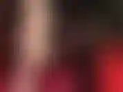 Mit gekreuzten beinen in sexy stilettos und vintage-nylonstrümpfen und deinem harten sklavenschwanz dazwischen gefangen ...