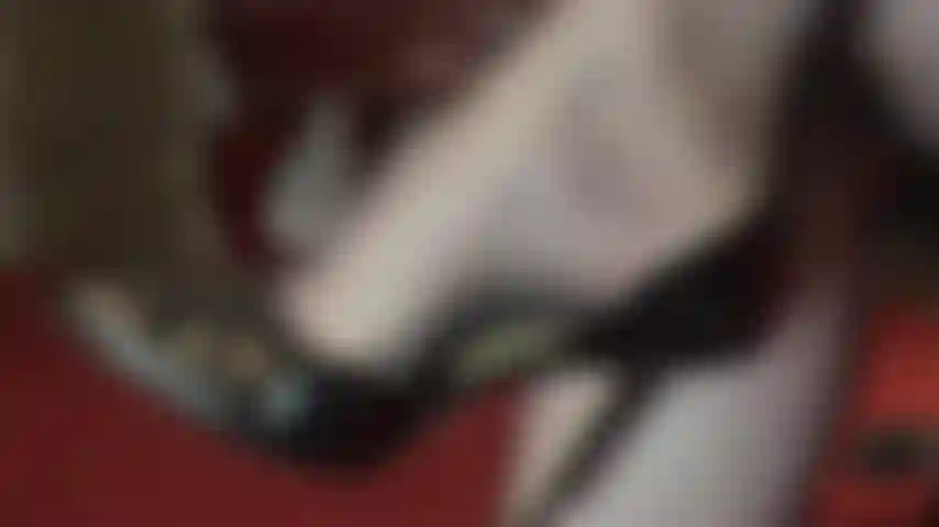 Fußfetisch, schuhspiele in schwarzen nahtstrumpfhosen und glänzenden schwarzen stilettos.