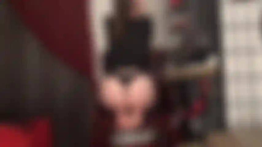 Verehre die perfektion des nackten hinterns und der füße von herrin vivian.