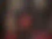 Herrin hat einen schönen großen schwanz, den sie direkt in ihren mund melken kann, während ihr in latex gehüllter arsch auf ihr gesicht gesenkt wird.