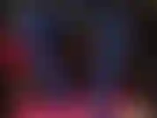 Bunte schichten blickdichter strumpfhosen in burgunderrot und leuchtendem blau, fuß-teaser und sph mit einem massiven schwarzen strapon-schwanz, der ihren mikroschwänzchen lächerlich klein aussehen lässt.